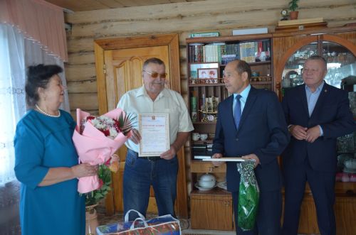 Район башлыгы Кәримовларны алтын туйлары белән тәбрикләде