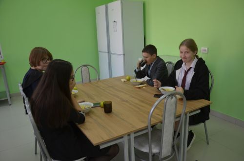Кәүҗияк мәктәбендә укучылар ремонтланган ашханәдә тукланалар