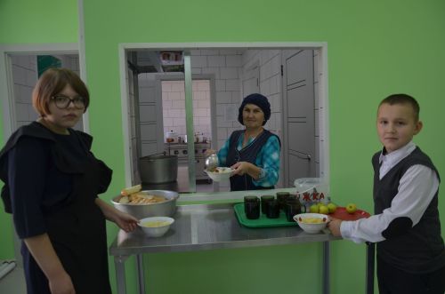 Кәүҗияк мәктәбендә укучылар ремонтланган ашханәдә тукланалар
