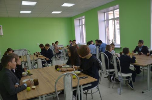 Кәүҗияк мәктәбендә укучылар ремонтланган ашханәдә тукланалар