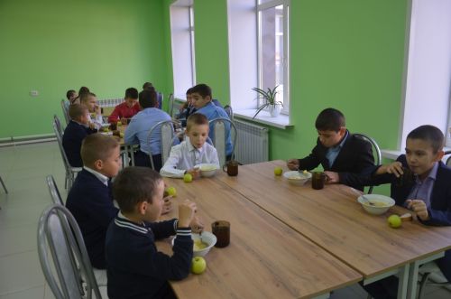 Кәүҗияк мәктәбендә укучылар ремонтланган ашханәдә тукланалар