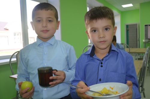 Кәүҗияк мәктәбендә укучылар ремонтланган ашханәдә тукланалар
