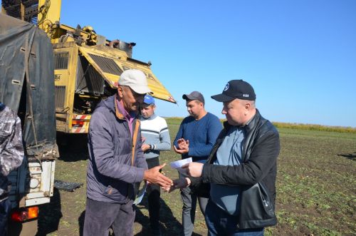В районе продолжается уборка сахарной свеклы