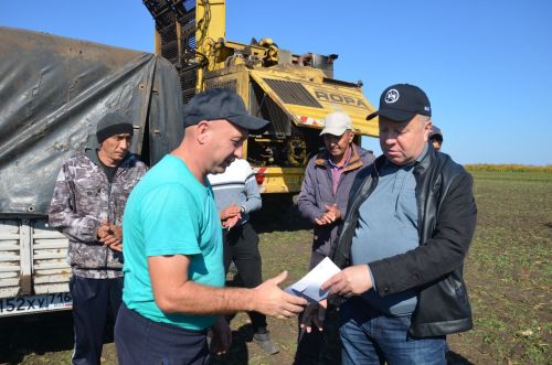 В районе продолжается уборка сахарной свеклы