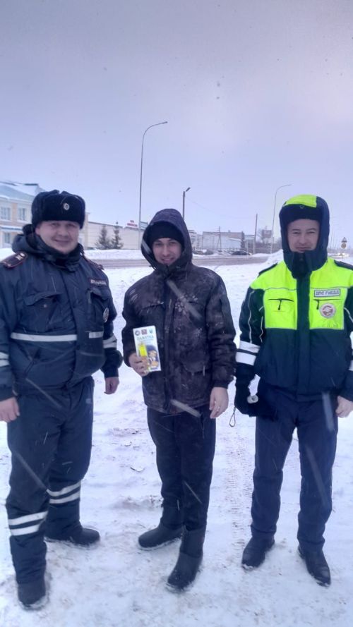 ЮХИДИ хезмәткәрләре машина йөртүчеләрне Яңа ел белән котладылар