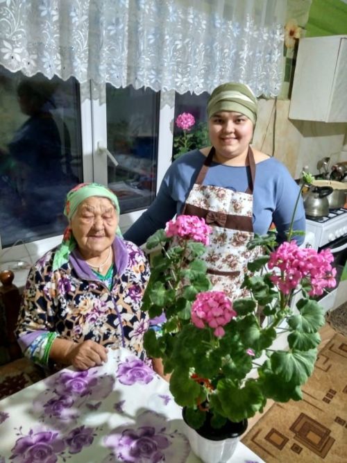 Иске Кәшер авылының игелекле кызы әби-бабайлар белән уртак тел табып эшли