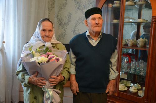 Фәретдин абый белән Мөслимә апа тимер туйларын билгеләп үтәләр