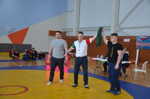 Сарман районы командасы көрәш турнирында җиңүче булып танылды