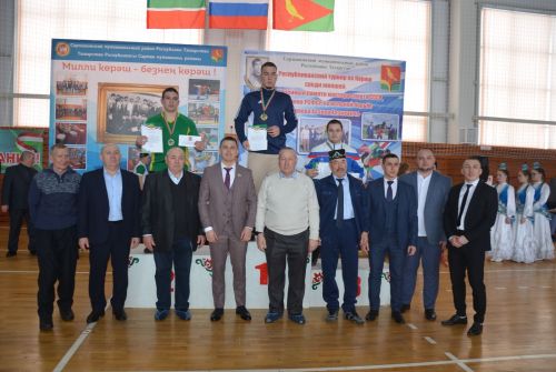 Сарман районы командасы көрәш турнирында җиңүче булып танылды