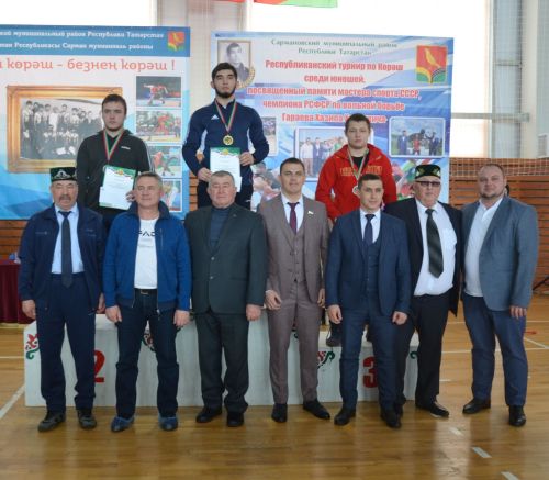 Сарман районы командасы көрәш турнирында җиңүче булып танылды