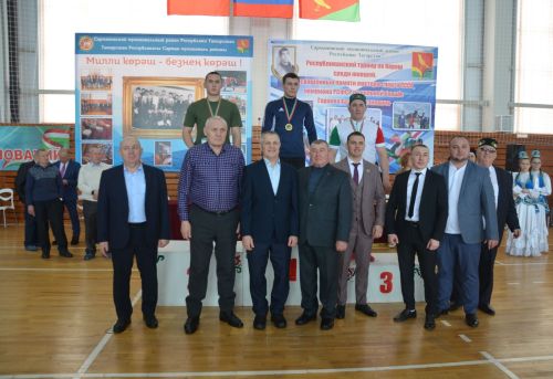 Сарман районы командасы көрәш турнирында җиңүче булып танылды