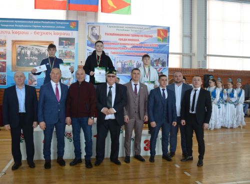 Сарман районы командасы көрәш турнирында җиңүче булып танылды