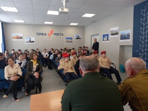 Сарман урта мәктәбендә хәрбиләр белән очраштылар