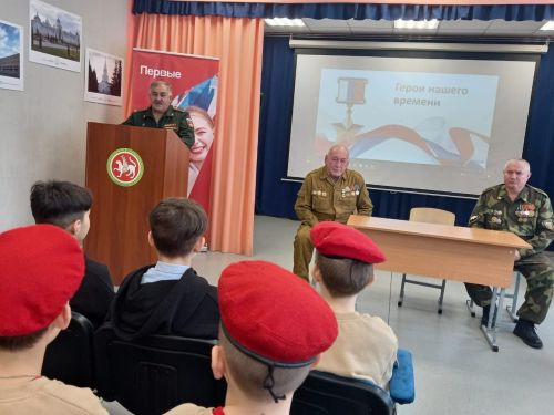 Сарман урта мәктәбендә хәрбиләр белән очраштылар