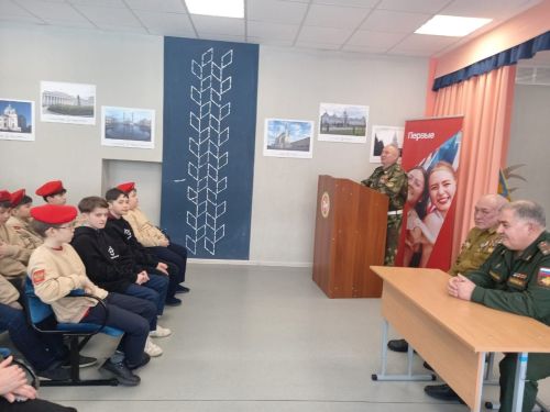 Сарман урта мәктәбендә хәрбиләр белән очраштылар