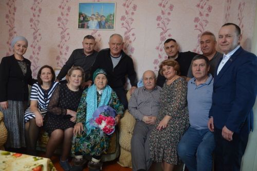 Гөлсинә апа гомер бәйрәмен горурлык хисләре белән каршылый