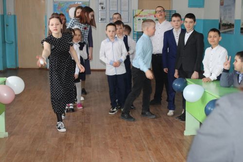 Иске Минзәләбаш укучылары » Әйдәгез, кызлар һәм малайлар!» уенында катнаштылар