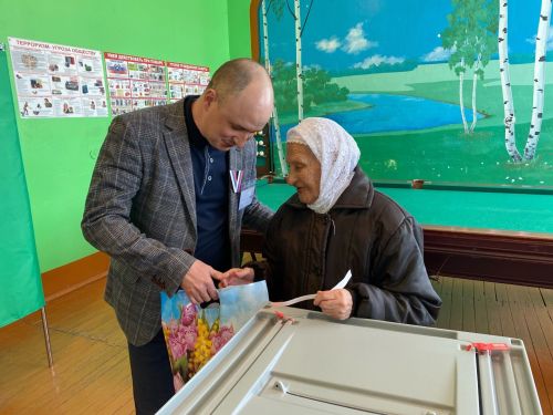 Урта Кәшер авылының йөзьяшәр әбисе Нәфисә Насыйбуллина сайлау участогына үзе килде