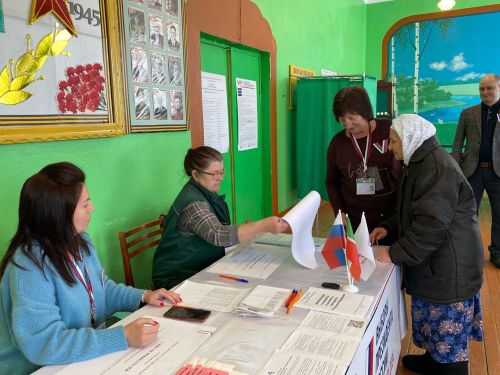 Урта Кәшер авылының йөзьяшәр әбисе Нәфисә Насыйбуллина сайлау участогына үзе килде