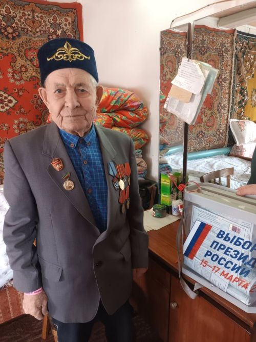 Тыл ветераны Хәмит абый Хәкимов өйдә сайлады