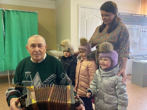 90 яшьлек Гомәр абый сайлау комиссиясе кызларын җырлатты +ВИДЕО