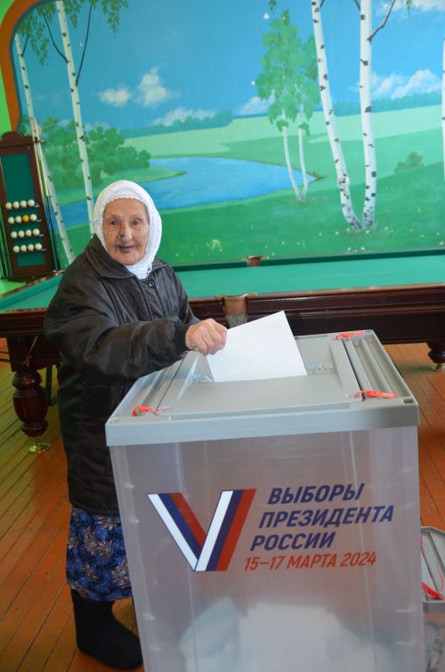 Урта Кәшер авылының йөзьяшәр әбисе Нәфисә Насыйбуллина сайлау участогына үзе килде