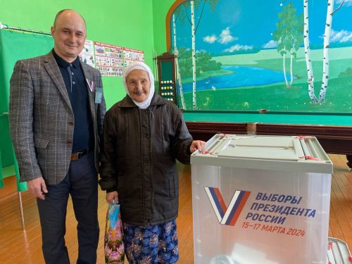 Урта Кәшер авылының йөзьяшәр әбисе Нәфисә Насыйбуллина сайлау участогына үзе килде