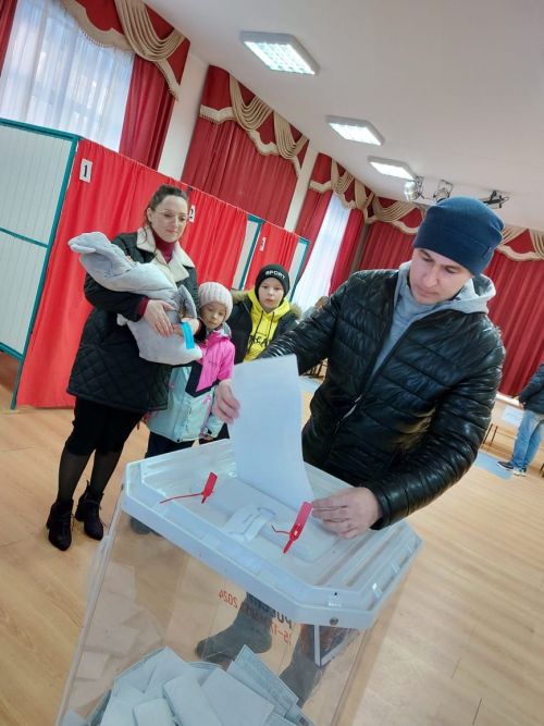 Җәлилдә ун көнлек Демид бала тудыру йортыннан туры сайлауга килгән