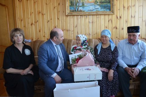Мөнирә апаның 95 яшьлек юбилее икеләтә истәлекле