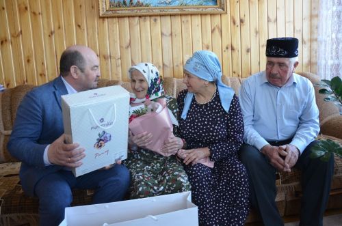 Мөнирә апаның 95 яшьлек юбилее икеләтә истәлекле