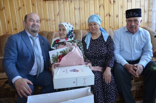 Мөнирә апаның 95 яшьлек юбилее икеләтә истәлекле