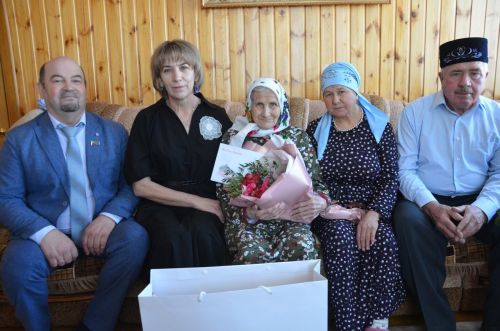 Мөнирә апаның 95 яшьлек юбилее икеләтә истәлекле