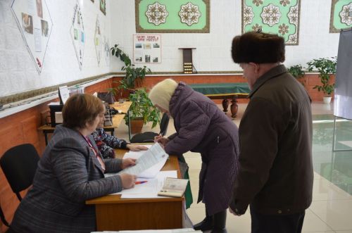 Гөлүсә апа белән Тимергали абый участокка җитәкләшеп килделәр