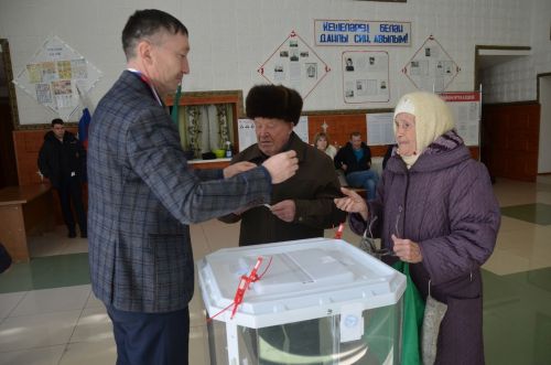 Гөлүсә апа белән Тимергали абый участокка җитәкләшеп килделәр