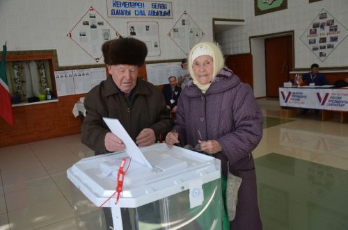 Гөлүсә апа белән Тимергали абый участокка җитәкләшеп килделәр