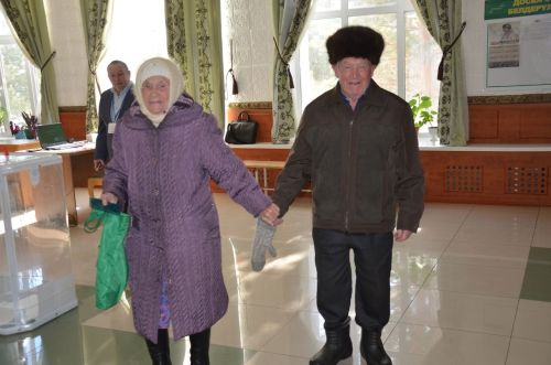 Гөлүсә апа белән Тимергали абый участокка җитәкләшеп килделәр
