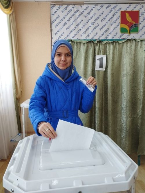 Академик беренче тапкыр сайлаучыны бүләкләде