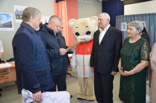 Нуртдиновларны алтын туйлары белән тәбрикләделәр