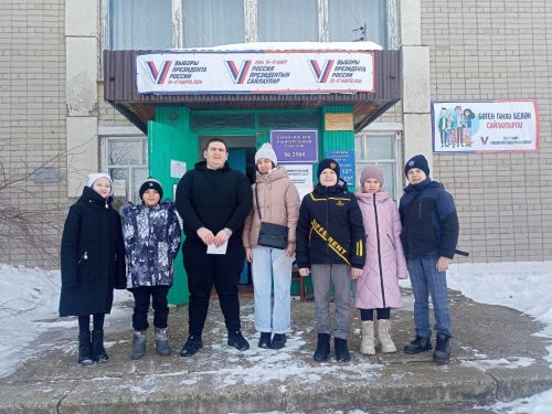 Сарайлыда сайлаучыларны мәктәп укучылары каршы алдылар