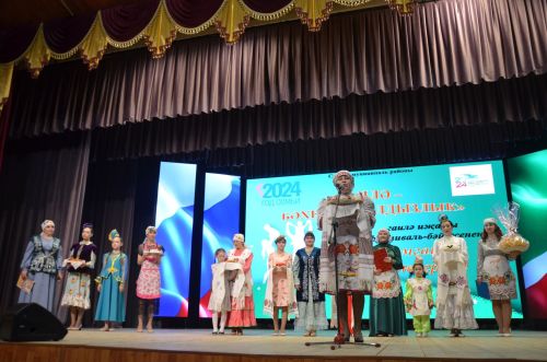 «Гаилә - бәхетле йолдызлык» гаилә иҗаты фестиваленең йомгаклау концертыннан фоторепортаж