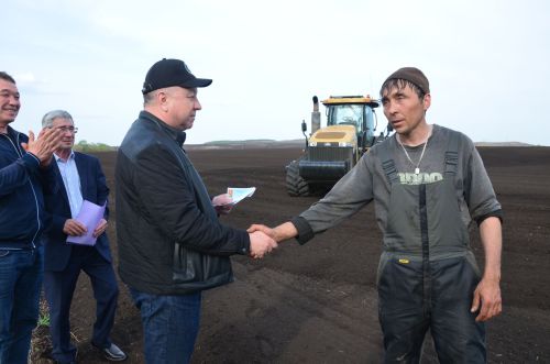 В районе наградили первых передовиков весенне-полевых работ