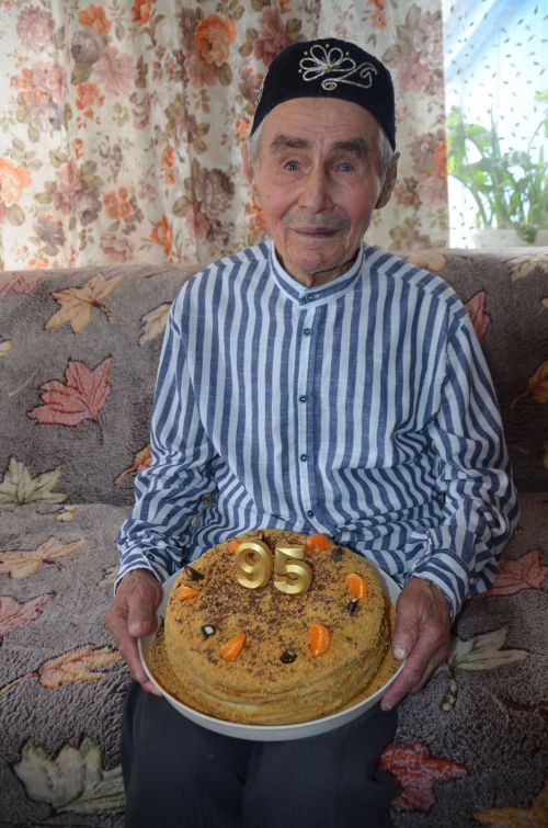 Фоат абый 95тә дә мәктәптә ятлаган шигырьләрен хәтерли