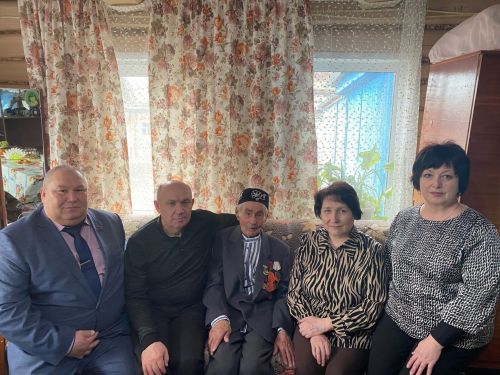 Фоат абый 95тә дә мәктәптә ятлаган шигырьләрен хәтерли