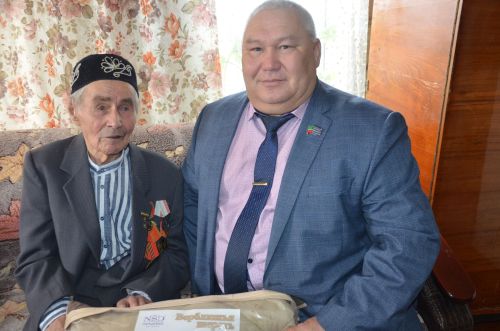 Фоат абый 95тә дә мәктәптә ятлаган шигырьләрен хәтерли
