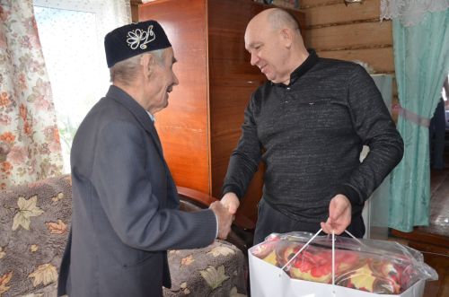 Фоат абый 95тә дә мәктәптә ятлаган шигырьләрен хәтерли