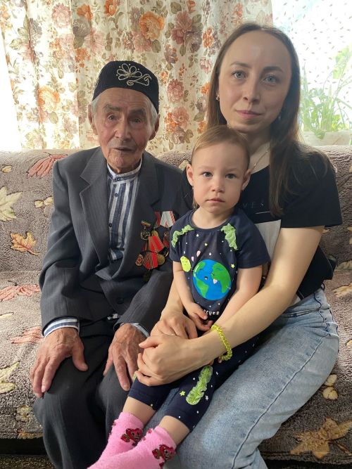 Фоат абый 95тә дә мәктәптә ятлаган шигырьләрен хәтерли