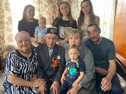 Фоат абый 95тә дә мәктәптә ятлаган шигырьләрен хәтерли