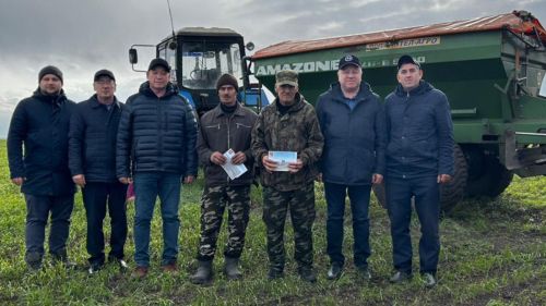 В районе продолжаются награждения передовых механизаторов