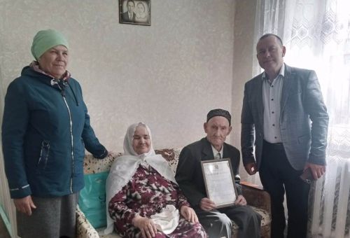 Азалакта Хәкимуллиннар гаиләсе бриллиант туйларын билгеләп үтте