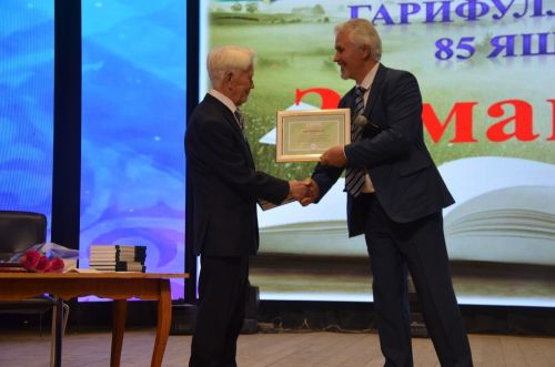 Олпат шәхесебез Дамир Гарифуллинның 85 яшьлеген бәйрәм иттеләр